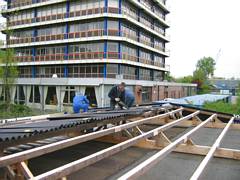 De eerste golfplaten worden gezaagd.