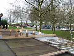 De spanten op hun plaats op de containers.