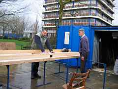 Meten en aftekenen onder leiding van een vaktimmerman.